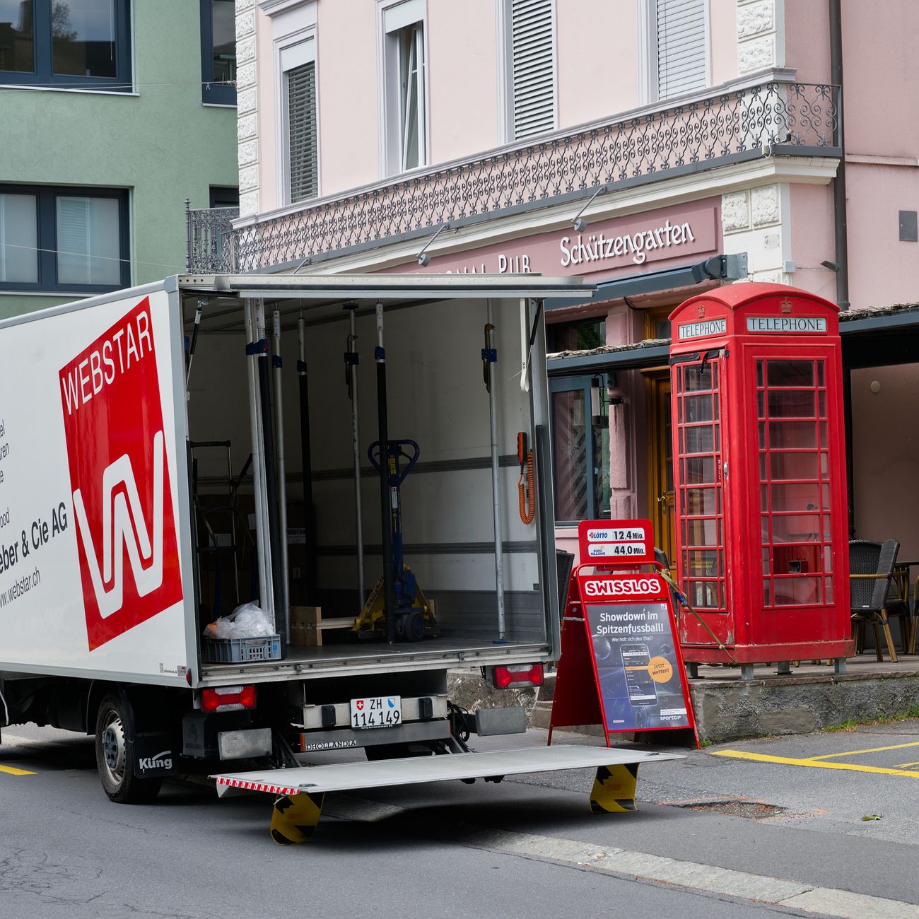 Transportation and Distribution in Urban Warfare